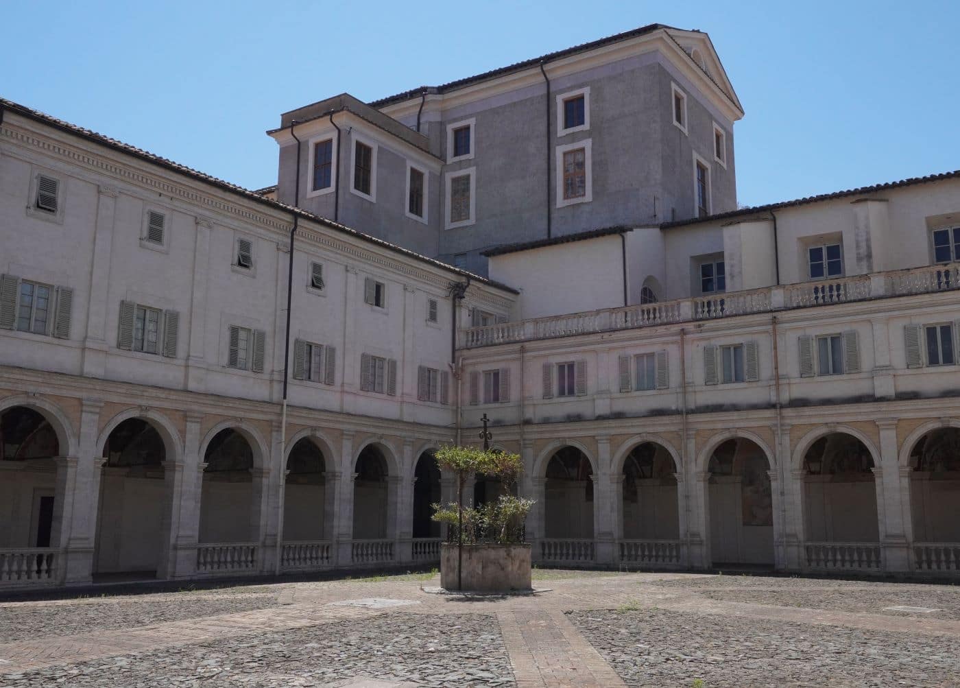 Apre con l'arte contemporanea l’Antica Biblioteca della Trinità dei Monti a Roma | Sky Arte