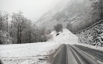 Una valanga è caduta sulla strada regionale 44 della valle del Lys, nel comune di Gaby (Aosta), ostruendo anche l'ingresso di una galleria. La strada è stata chiusa e al momento i due comuni più a monte, Gressoney-Saint-Jean e Gressoney-La Trinité, sono isolati, 03 marzo 2024.   NPK   Francesco Valerio, sindaco di Gaby   +++ ANSA PROVIDES ACCESS TO THIS HANDOUT PHOTO TO BE USED SOLELY TO ILLUSTRATE NEWS REPORTING OR COMMENTARY ON THE FACTS OR EVENTS DEPICTED IN THIS IMAGE; NO ARCHIVING; NO LICENSING +++