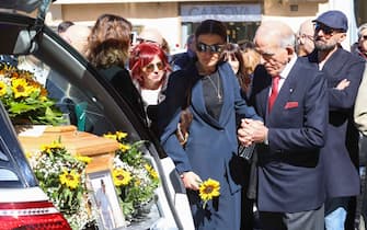 Roma, Funerali di Pietro Genuardi nella Chiesa degli Artisti. nella foto la moglie Linda Ascierto e il papà Pippo