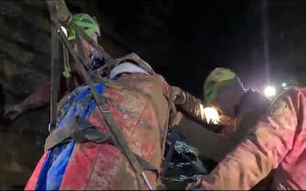 Le sue condizioni generali sono stabili, ma si stanno rivelando davvero complesse le operazioni per riportare in superficie la speleologa di 31 anni bloccata dal pomeriggio di domenica in una grotta in provincia di Bergamo, a Fonteno, a 150 metri di profondità. La donna è affiancata costantemente dal personale del Soccorso alpino, in stretto e continuo contatto con medico e infermiere. La scorsa notte ha piovuto, anche all'interno della grotta, e questo ha reso ancora più complesse le operazioni, già delicate per il poco spazio, per far passare la barella. La speleologa si è infatti infortunata e ha una gamba probabilmente fratturata. La barella - fa sapere il Soccorso alpino - è in trasporto lungo il meandro che precede i saltini prima dell'uscita. Uscita che potrebbe essere raggiunta nel pomeriggio.
ANSA/Corpo Nazionale Soccorso Alpino e Speleologico ANSA PROVIDES ACCESS TO THIS HANDOUT PHOTO TO BE USED SOLELY TO ILLUSTRATE NEWS REPORTING OR COMMENTARY ON THE FACTS OR EVENTS DEPICTED IN THIS IMAGE; NO ARCHIVING; NO LICENSING NPK