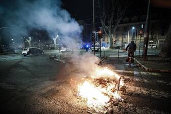 Grossi petardi e bombe carta sono stati lanciati dal corteo di anarchici in corso a Torino, 04 marzo 2023. Atti vandalici contro numerosi e edifici e negozi, chiusi per indicazione delle forze dell'ordine. Distrutto il lunotto di un'auto con un tombino in ghisa divelto.
ANSA/TINO ROMANO