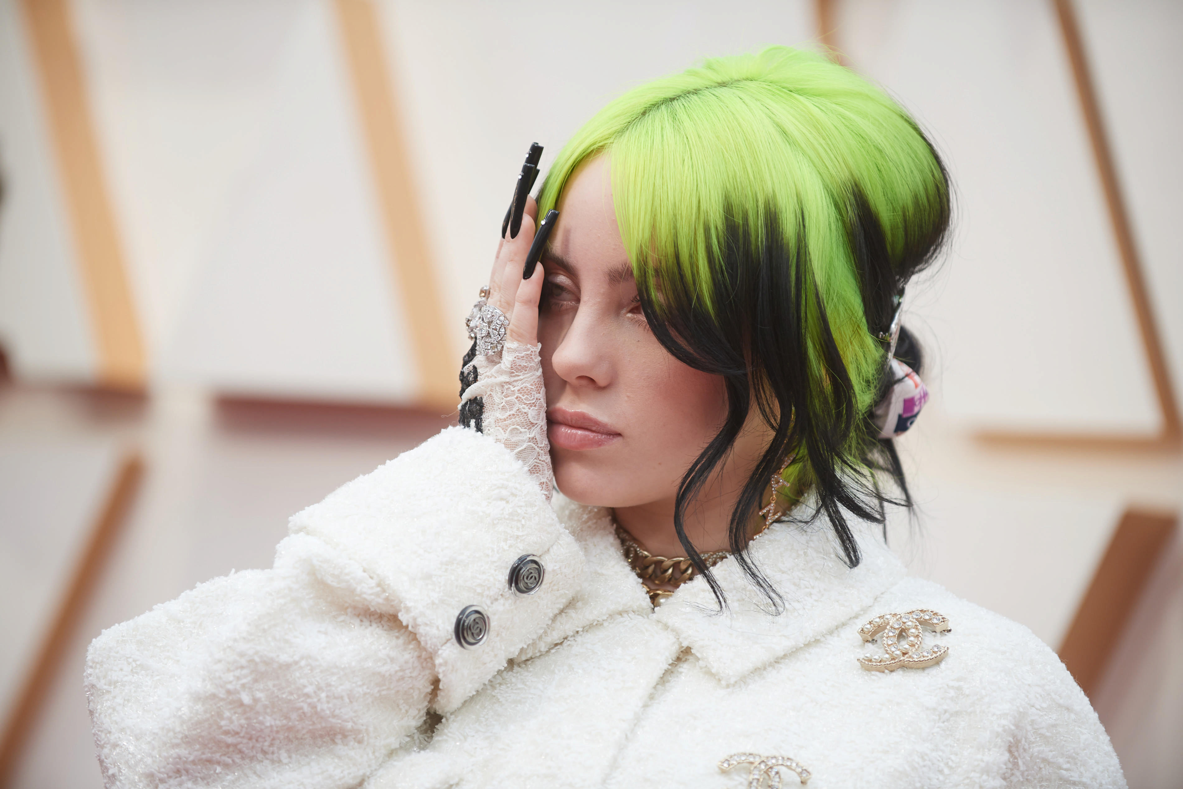 Billie Eilish racconta a David Letterman come ha imparato a convivere ...