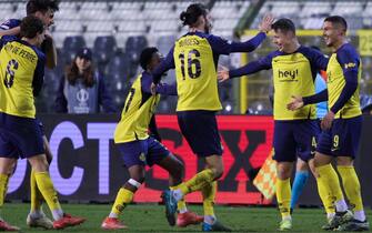 epa11848532 Franjo Ivanovic of Union SG (R) celebrates with his teammates after scoring the 2-1 goal during the UEFA Europa League soccer match between Royale Union Saint-Gilloise and SC Braga, in Brussels, Belgium, 23 January 2025.  EPA/OLIVIER MATTHYS