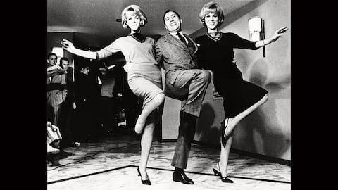 I complessi - Guglielmo il Dentone Complexes Year : 1965 Italy Director : Luigi Filippo D'Amico 	 Alice Kessler, Alberto Sordi, Ellen Kessler. It is forbidden to reproduce the photograph out of context of the promotion of the film. It must be credited to the Film Company and/or the photographer assigned by or authorized by/allowed on the set by the Film Company. Restricted to Editorial Use. Photo12 does not grant publicity rights of the persons represented.