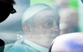 Papa Francesco lascia il Policlinico Gemelli, dove è stato ricoverato per 37 giorni, Roma, 23 marzo 2025. 
ANSA/ALESSANDRO DI MEO
/////
Pope Francis leaves the Policlinico Gemelli hospital, where he has been hospitalised for 37 days, Rome, Italy, 23 March 2025. 
ANSA/ALESSANDRO DI MEO