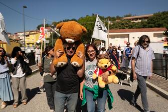 Un corteo con circa 1000 presenti ha sfilato per le vie del borgo di Pescina, per la morte dell'orsa Amarena uccisa a San Benedetto dei Marsi lo scorso 31 agosto, Pescina (L'Aquila), 10 settembre 2023. ANSA/EMANUELE VALERI