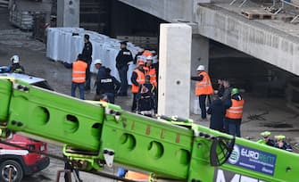 I mezzi di soccorso nel cantiere dove si è verificato un crollo a Firenze, in via Mariti, alla periferia della città, 16 febbraio 2024. Avrebbe ceduto un muro di contenimento durante la costruzione di un supermercato.
ANSA/CLAUDIO GIOVANNINI