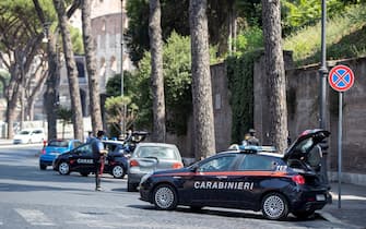 Carabinieri effettuano un posto di blocco prima del Ferragosto davanti l'Arco di Costantino, Roma, 14 agosto 2021.
ANSA/MASSIMO PERCOSSI