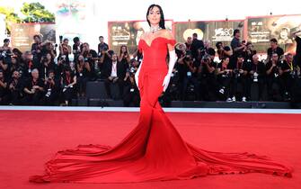 03_venezia_2023_red_carpet_look_getty - 1