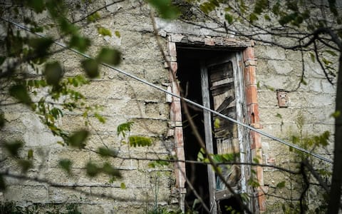 Una veduta del borgo fantasma di Conza della Campania, uno dei paesi più duramente colpiti dal terremoto del 23 novembre 1980. Una scossa di oltre un minuto che rase al suolo interi paesi provocando tremila morti, oltre novemila feriti e migliaia di sfollati. L'epicentro del terremoto fu localizzato a due chilometri da Conza della Campania. Oggi, di Conza, come molti altri paesi della profonda Irpinia, rimangono case diroccate, rimaste ferme nel tempo, 22 novembre 2019. ANSA/CESARE ABBATE