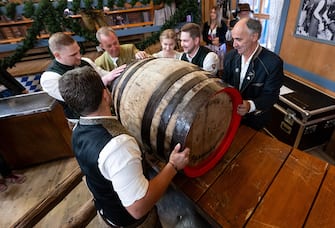 16 September 2023, Bavaria, Munich: Kick-off to the Oktoberfest. Employees bring the beer barrel into the festival tent for the tapping. The 188th Wiesn will take place this year from 16.09.- 03.10.2023. Photo: Sven Hoppe/dpa (Photo by Sven Hoppe/picture alliance via Getty Images)