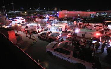 epa10546590 Emergency and rescue team members arrive to the fire where 37 migrants that have died at Immigration National Institute of Ciudad Juarez, in the state of Chihuahua, Mexico on 28 March 2023.  EPA/Luis Torres