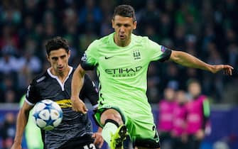 epa04958094 Moenchengladbachs Lars Stindl (L) in action against Manchester City's Martin Demichelis during the UEFA Champions League match between Borussia Moenchengladbach and Manchester City in Moenchengladbach, Germany, 30 September 2015.  EPA/ROLF VENNENBERND