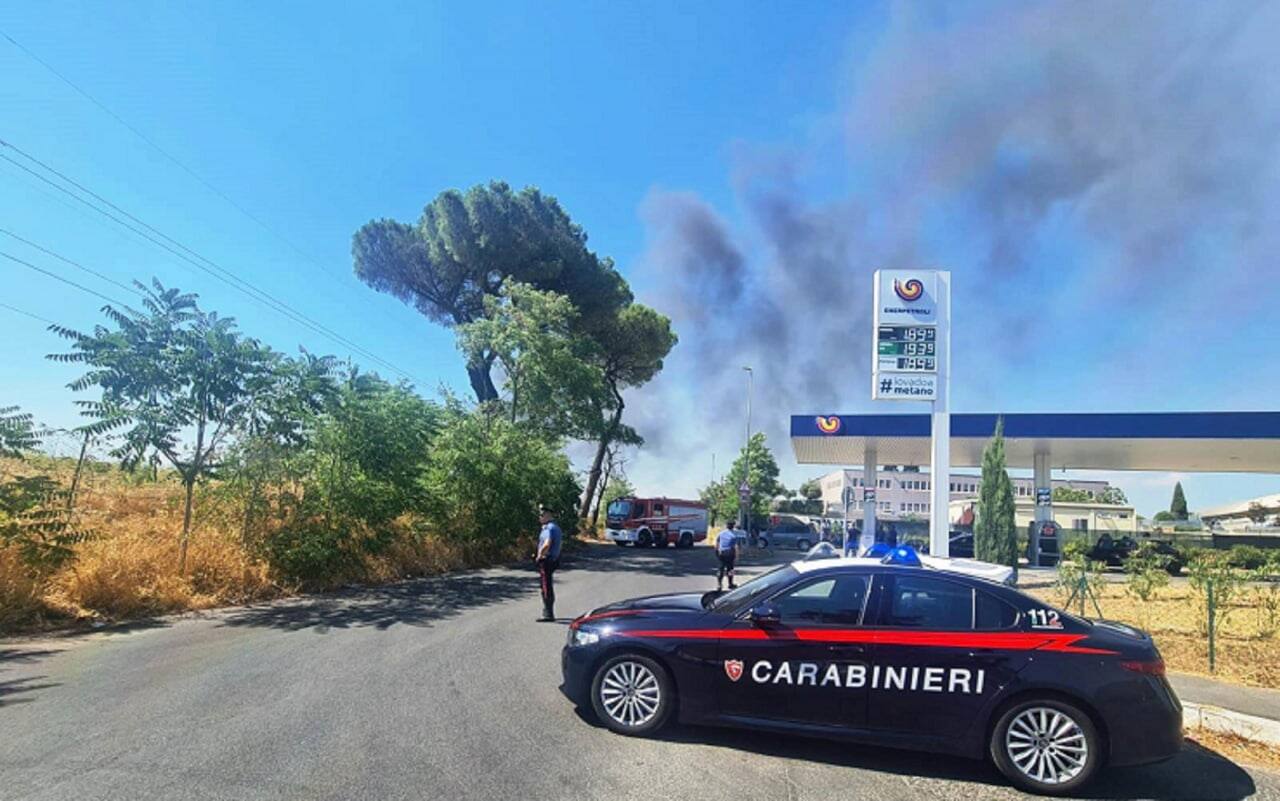 I carabinieri nei pressi del luogo dell'incendio a Tor Cervara