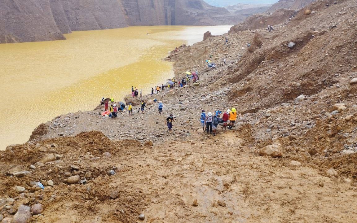 (230815) -- HPAKANT, Aug. 15, 2023 (Xinhua) -- Rescuers carry the body of a miner after the landslide at a jade mine in Hpakant, Myanmar's Kachin State, Aug. 15, 2023. A total of 19 bodies have been recovered until Tuesday afternoon following a landslide at a jade mine in northern Myanmar's Kachin State, local police said.
The landslide took place at around 3:00 p.m. local time on Sunday at the jade mine near Ma Na Village in Hpakant, the center of Myanmar's jade industry, leading to the disappearance of over 30 people. (Str/Xinhua) - Myo Kyaw Soe -//CHINENOUVELLE_1806034/Credit:CHINE NOUVELLE/SIPA/2308151821