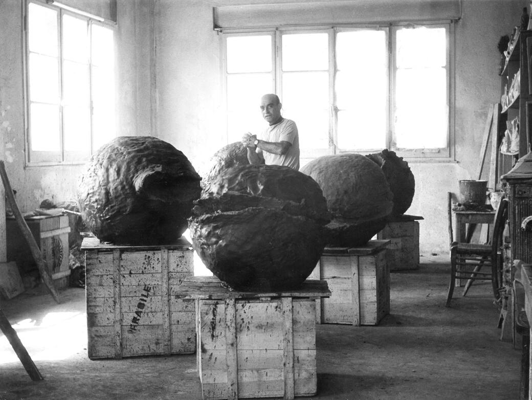 Lucio Fontana nel suo studio con le Nature, 1959-1960 / Lucio Fontana in his studio with “Nature”, 1959-1960 © Fondazione Lucio Fontana, Milano, by SIAE 2025