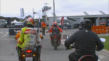 I due piloti vengono accompagnati ai box