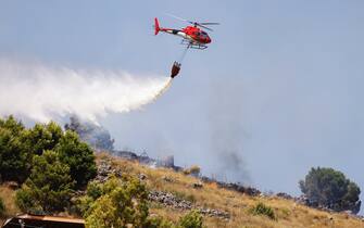 Palermo - sicilia e palermo assediata dagli incendi , incendio stamattina nella periferie di Monreale (palermo - 2023-07-25, alessandro fucarini) p.s. la foto e' utilizzabile nel rispetto del contesto in cui e' stata scattata, e senza intento diffamatorio del decoro delle persone rappresentate