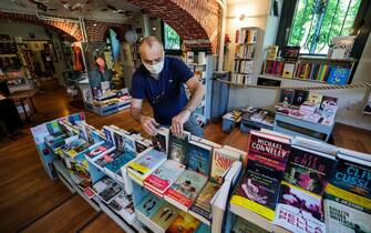 Coronavirus Covid 19.La libreria L'ibrida bottega in zona borgo Po si prepara a riaprire al pubblico con tutte le dovute misure per il contenimento del coronavirus covid 19.Torino 03 maggio 2020 ANSA/TINO ROMANO