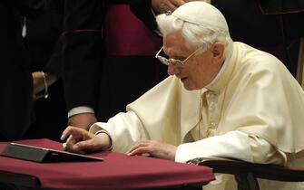 Papa Benedetto XVI con l'ipad mentre lancia il suo primo tweet in una foto d'archivio.              
ANSA/MAURIZIO BRAMBATTI