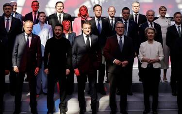 epa11991316 (Frist row, from L) Poland's Prime Minister Donald Tusk, Ukraine's President Volodymyr Zelensky, France's President Emmanuel Macron, Britain's Prime Minister Keir Starmer, and European Commission President Ursula Von der Leyen pose for a family picture during a meeting as part of the 'Coalition of the Willing summit at the Elysee Palace in Paris, France, 27 March 2025. The French president on 27 March hosts European leaders, including the Ukrainian president, for a summit aimed at boosting Ukrainian security ahead of any potential ceasefire with Russia.  EPA/LUDOVIC MARIN / POOL  MAXPPP OUT