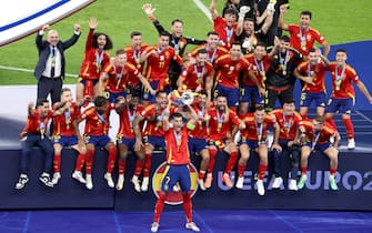 epa11478848 Spain captain Alvaro Morata lifts the trophy after the team won the UEFA EURO 2024 final soccer match between Spain and England, in Berlin, Germany, 14 July 2024. Spain won 2-1.  EPA/GEORGI LICOVSKI