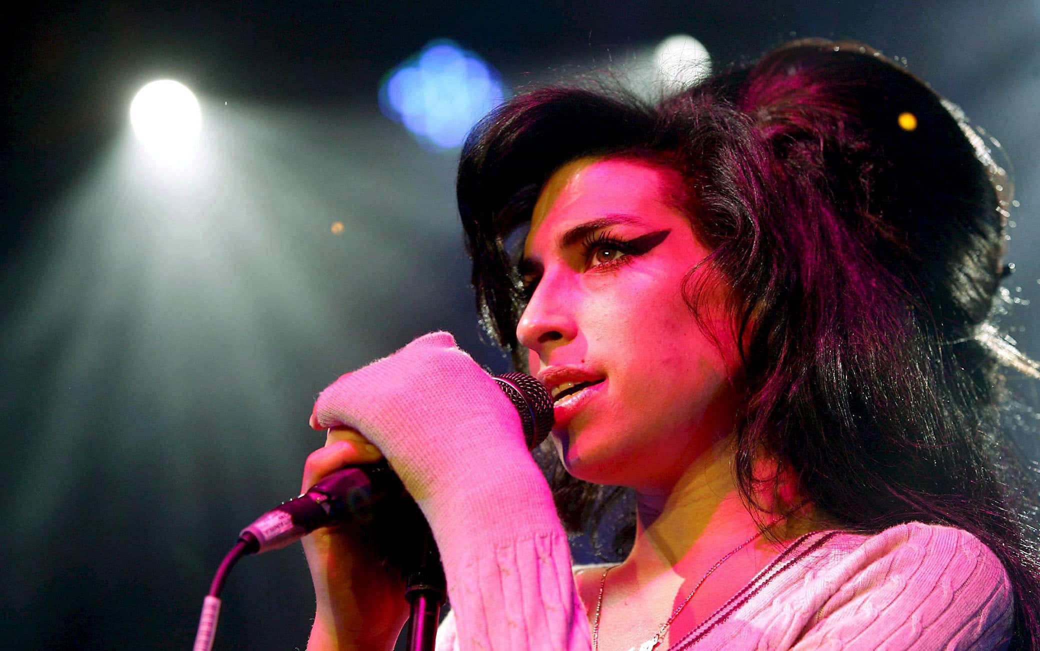 Amy Winehouse, la storia della cantautrice morta 11 anni fa. LE FOTO | Sky TG24