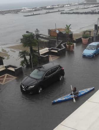Maltempo: strada allagata, negoziante in canoa per protesta