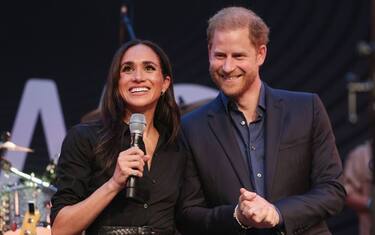 DUESSELDORF, GERMANY - SEPTEMBER 12: Prince Harry, Duke of Sussex and Meghan, Duchess of Sussex speak on stage at the "Friends @ Home Event" at the Station Airport during day three of the Invictus Games DÃ¼sseldorf 2023 on September 12, 2023 in Duesseldorf, Germany. (Photo by Chris Jackson/Getty Images for the Invictus Games Foundation)