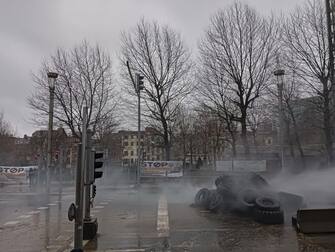 Gli idranti della polizia sono entrati in azione per spegnere i roghi accesi con dei copertoni dagli agricoltori che protestano a Bruxelles contro la politica agricola Ue, 26 febbraio 2024. I mezzi della polizia sono entrati in azione a poche decine di metri dalle sedi della Commissione europea e del Consiglio.
ANSA/ ALESSANDRA BRIGANTI