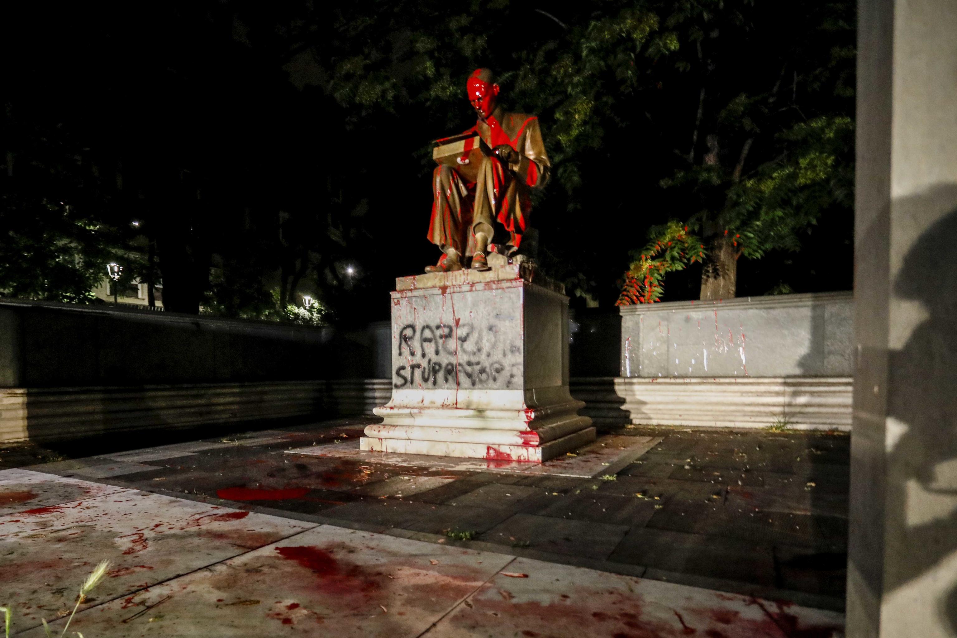Statua Montanelli imbrattata