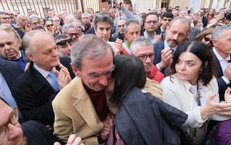 La segretaria nazionale del Pd Elly Schlein abbraccia Franco la Torre (S), figlio del segretario ucciso, in occasione della commemorazione di Pio La Torre e il suo autista uccisi dalla mafia 41 anni fa, Palermo 30 aprile 2023. 
ANSA / IGOR PETYX
