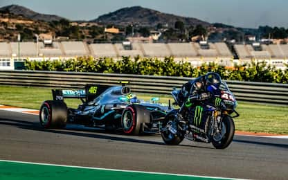 Vale-Lewis, a Valencia storico scambio F1-MotoGP