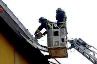 Squadre di soccorso stanno intervento in via Arsia, zona Quarto Oggiaro, per un tetto pericolante, 26 agosto 2023.
ANSA/MOURAD BALTI TOUATI
