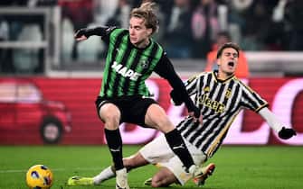 Sassuolo's Croatian defender #5 Martin Erlic (L) fights for the ball with Juventus Turkish forward #15 Kenan Yidliz (R) during the Italian Serie A football match Juventus vs Sassuolo on January 16, 2024 at the Allianz Stadium in Turin. (Photo by MARCO BERTORELLO / AFP)