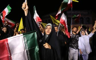 Festeggiamenti a Teheran TEHRAN, IRAN - JUNE 14: Iranians gather in Tehran's Enghelab Square to watch and celebrate the country's ballistic missile retaliation against Israel, following Israeli strikes on June 14, 2025. People waved Iranian, Palestinian, and Hezbollah flags and chanted slogans while thanking military officials during the large-scale rally. (Photo by Fatemeh Bahrami/Anadolu via Getty Images)