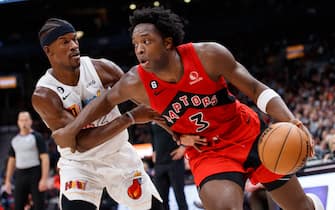 TORONTO, ON - NOVEMBER 16: O.G. Anunoby #3 of the Toronto Raptors drives to the net against Jimmy Butler #22 of the Miami Heat during the second half of their NBA game at Scotiabank Arena on November 16, 2022 in Toronto, Canada. NOTE TO USER: User expressly acknowledges and agrees that, by downloading and or using this photograph, User is consenting to the terms and conditions of the Getty Images License Agreement. (Photo by Cole Burston/Getty Images)