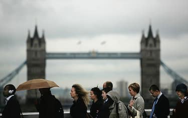 LONDON, UNITED KINGDOM - SEPTEMBER 30:  City workers walk towards the City Of London financial district on September 30, 2008 in central London, England. Financial turmoil continues to hang over London's city workers as the world economic crisis continues.  (Photo by Daniel Berehulak/Getty Images)