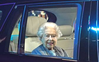 la regina Elisabetta a bordo di una Range Rover