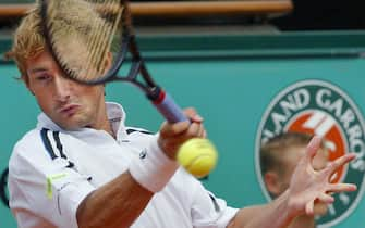 Spain's Juan Carlos Ferrero returns the ball to Netherlands' Martin Verkerk, 08 June 2003 in Paris, during their Roland Garros French Tennis Open final match. AFP PHOTO/JEAN-LOUP GAUTREAU  (Photo credit should read JEAN-LOUP GAUTREAU/AFP via Getty Images)