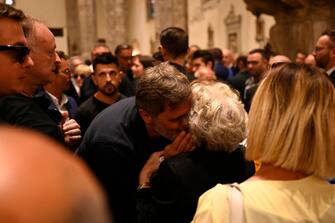 Alessandro Calori saluta la signora Maria Pia ai funerali di Carlo Mazzone nella Chiesa di San Francesco a Piazza del Popolo, Ascoli Piceno, 21 agosto 2023. ANSA/SANDRO PEROZZI