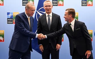 L’incontro tra il segretario generale Nato Jens Stoltenberg, il presidente turco Tayyip Erdogan e il primo ministro svedese Ulf Kristersson