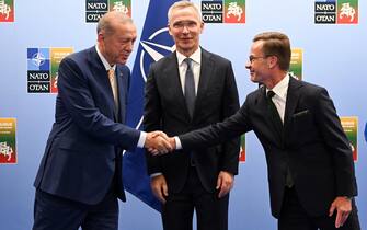 L’incontro tra il segretario generale Nato Jens Stoltenberg, il presidente turco Tayyip Erdogan e il primo ministro svedese Ulf Kristersson