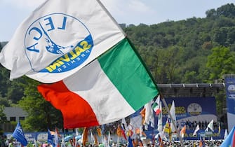 Una bandiera italiana e una bandiera della Lega sventolano al raduno della Lega a Pontida, 1 luglio 2018. ANSA/DANIEL DAL ZENNARO