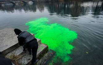 Gli attivisti di Extinction Rebellion colorano le acque del fiume Po con vernice contro i cambiamenti climatici. Torino 09 dicembre 2023 ANSA/TINO ROMANO