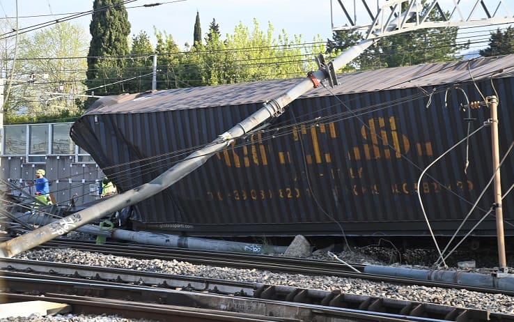 Il luogo del deragliamento di alcuni carri  di un treno merci nella Stazione di Firenze Castello che ha interrotto la circolazione ferroviaria  tra Firenze e Bologna a Firenze,  20 Aprile  2023.
ANSA/CLAUDIO GIOVANNINI