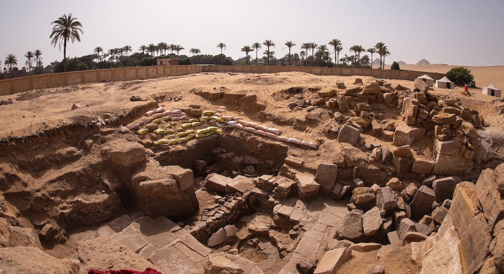 Veduta generale della parte anteriore del tempio a valle del complesso solare di Nyuserra. Foto di Patricia Mora. © Archaeological and Topographical Expedition at the Sun Temple of Nyuserra at Abu Ghurab