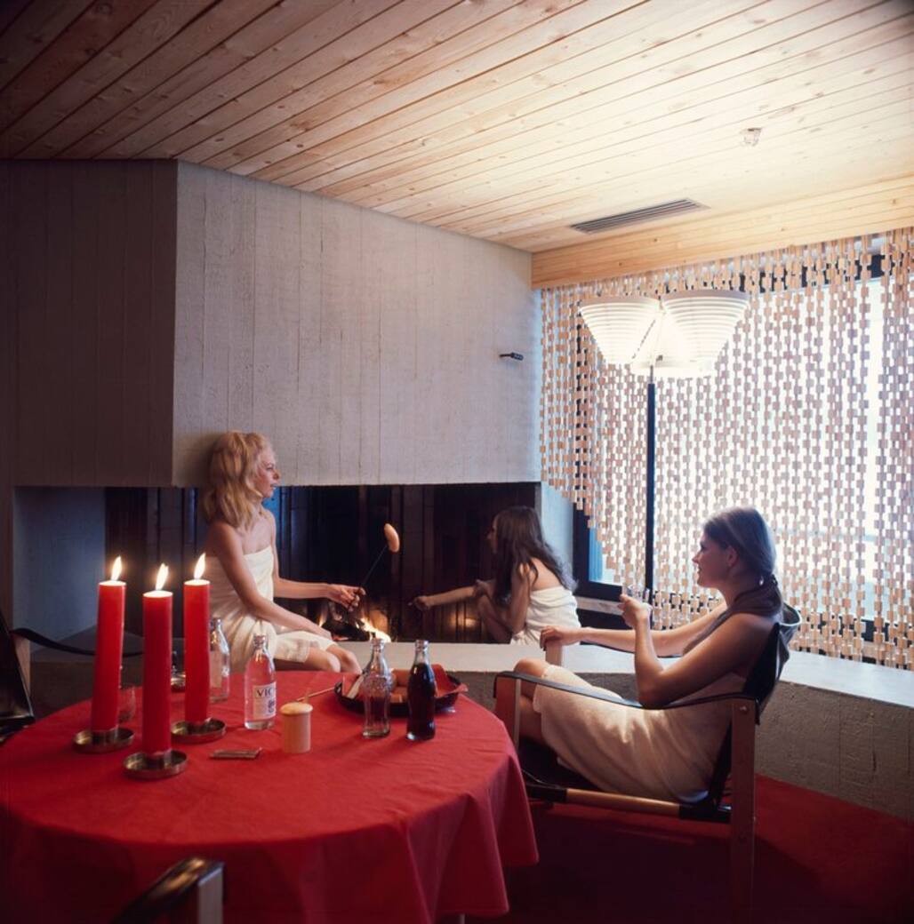Laajavuori, women in the fireplace lounge, Volker Von Bonin, Finnish Heritage Agency, CC BY 4.0.