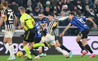 Juventus' Usan Vlhovic and Inter's Stefan De Vrij in action during the italian Serie A soccer match Juventus FC vs FC Inter at the Allianz Stadium in Turin, Italy, 26 november 2023 ANSA/ALESSANDRO DI MARCO
