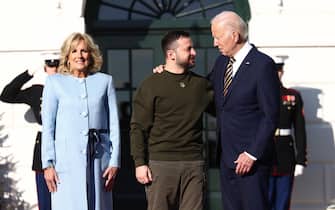 epa10375828 US President Joe Biden (R) and First Lady Jill Biden (L) welcome Ukrainian President Volodymyr Zelensky (C) to the South Lawn of the White House Washington, DC, USA, 21 December 2022. In his first trip out of Ukraine since the Russian invasion began, Zelensky is visiting DC to meet with President Biden and address a joint session of Congress.  EPA/JIM LO SCALZO
